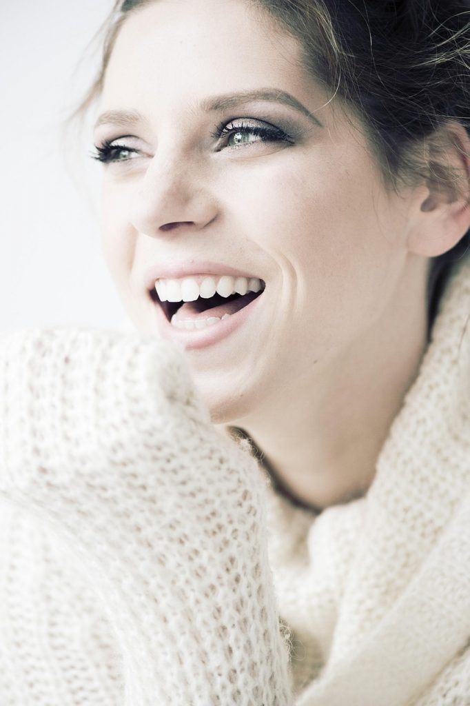 woman-portrait-face-knitted-1721069/