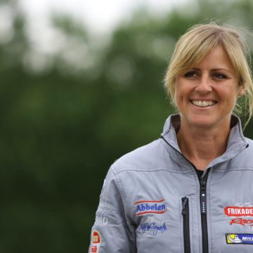 Aos 17 anos de idade, Schmitz levou o carro da sua mãe, acrescentou pneus de corrida, retirou a matrícula, e correu em volta da pista. (Imagem: Facebook / Sabine Schmitz Motorsport)