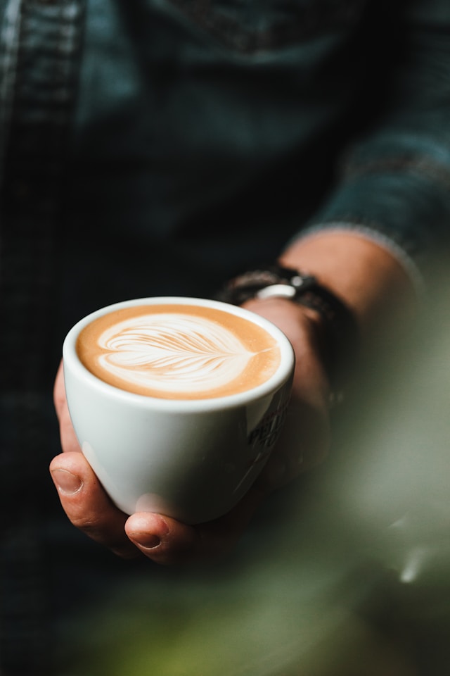 pessoa-a-segurar-uma-chávena-de-cappuccino-person-holding-cup-of-cappuccino-TMkrYpWW7kc