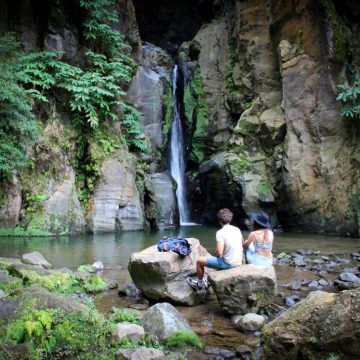 casal junto à água em São Miguel, Portugal