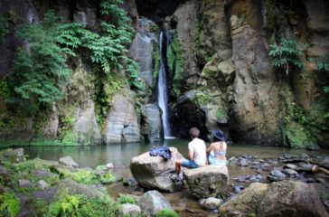 casal junto à água em São Miguel, Portugal