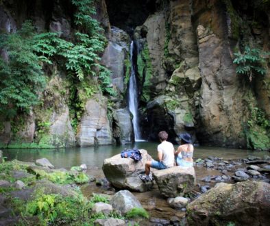 casal junto à água em São Miguel, Portugal