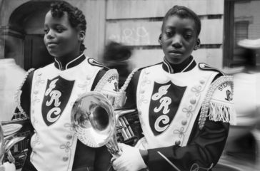 Duas raparigas de uma banda de marcha em Harlem, N.Y., em 1990. Dawoud Bey