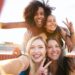 alegre-jovem-diverso-mulheres-diverso-mulheres-compartilhando-v-v-sinal-assinatura-selfie-on-rooftop-5935235/