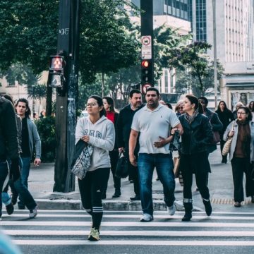pessoas a passear em passeios pedestres-lane-durante o dia-109919