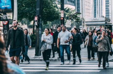 pessoas a passear em passeios pedestres-lane-durante o dia-109919