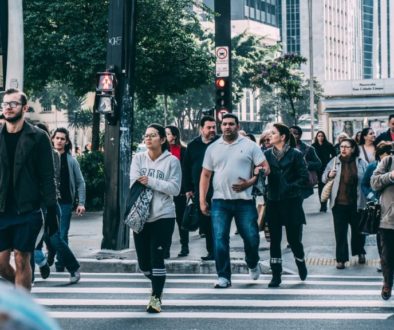 pessoas a passear em passeios pedestres-lane-durante o dia-109919