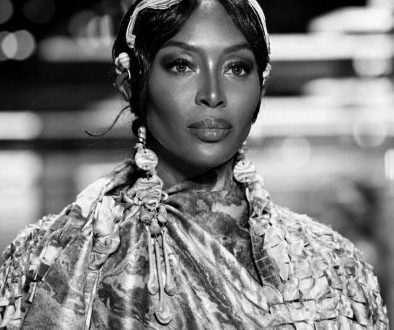 Imagem a preto e branco da supermodelo Naomi Campbell na passerelle