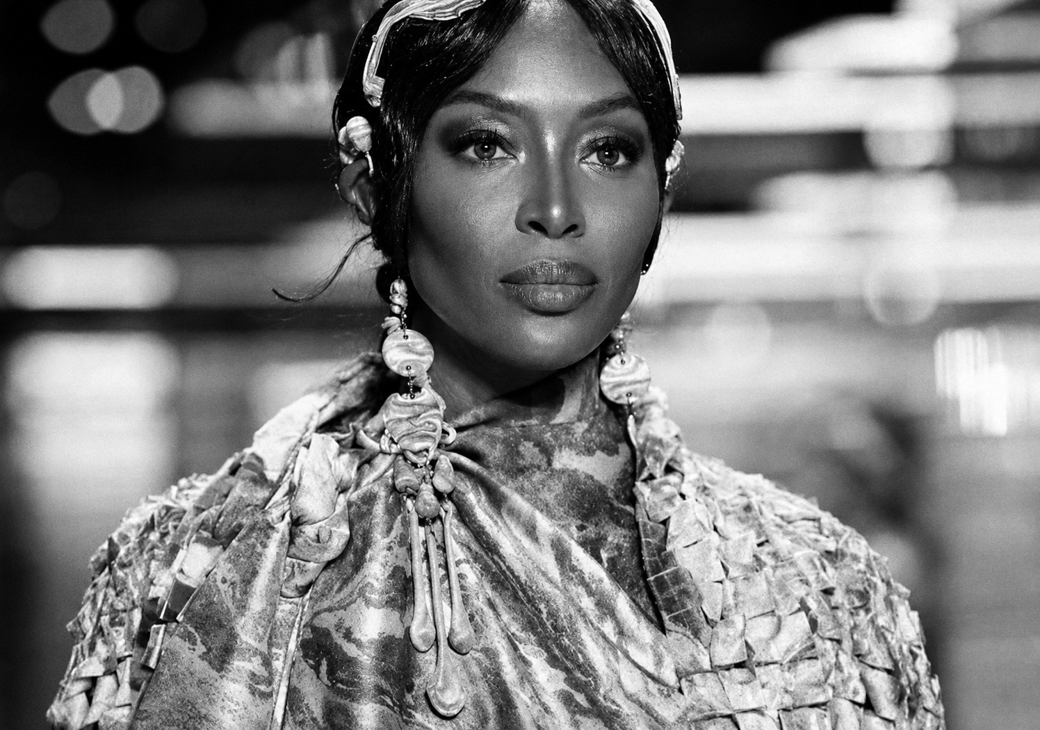 Imagem a preto e branco da supermodelo Naomi Campbell na passerelle
