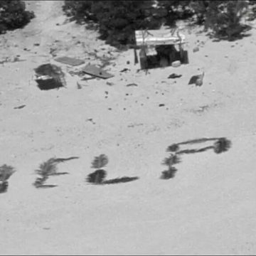 Três Homens Resgatados Após Escreverem 'Help' em Ilha do Pacífico com Folhas de Palmeir