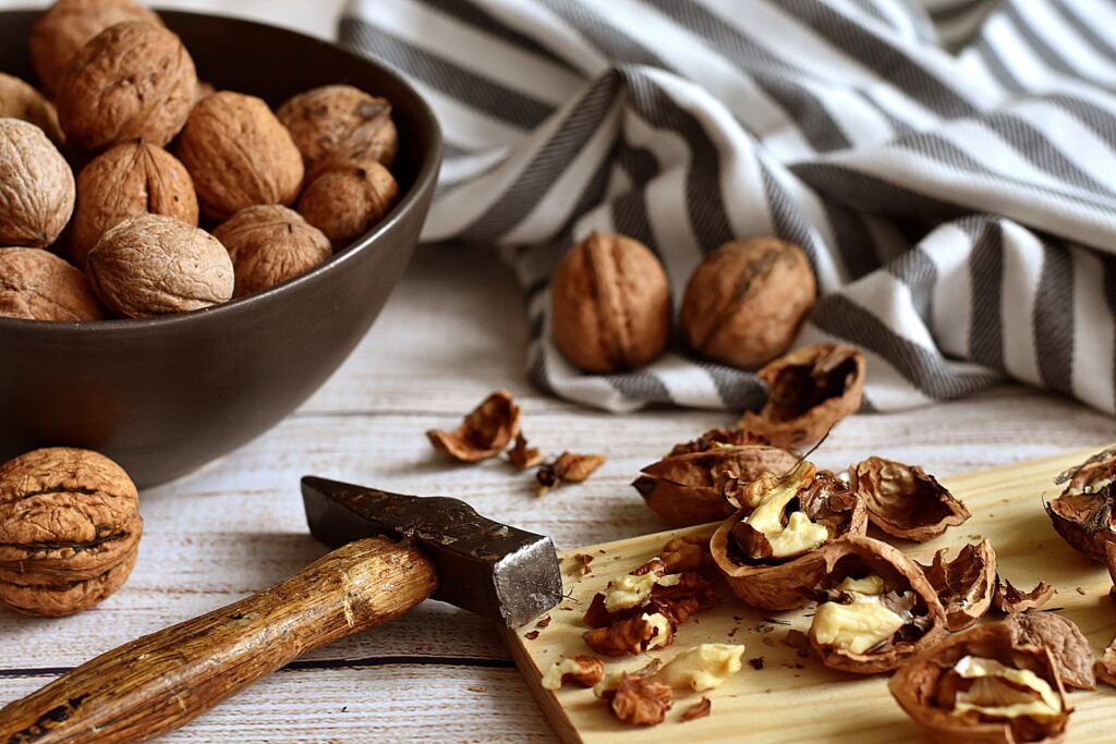 nuts-walnuts-food-nutshell-snack-3844990/