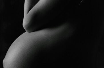 garyscale-photography-of-pregnant-woman-KtmF96NBO0Q