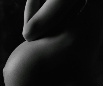 garyscale-photography-of-pregnant-woman-KtmF96NBO0Q