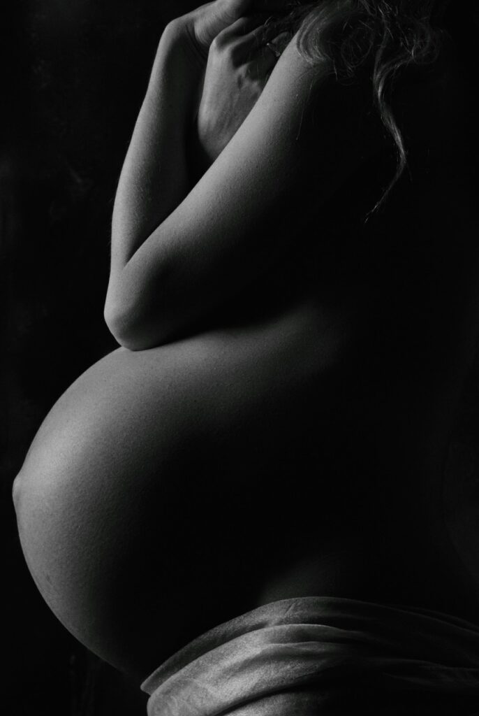 garyscale-photography-of-pregnant-woman-KtmF96NBO0Q