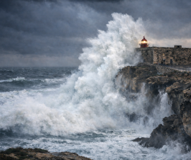 Onda de grandes dimensões a embater numa falésia da costa portuguesa durante forte agitação marítima. Imagem ilustrativa