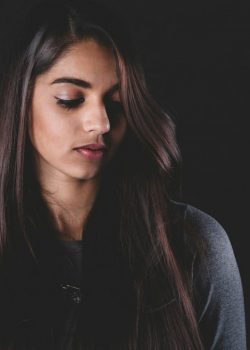 woman-wearing-grey-crew-neck-top-9BLtQ4WGdms