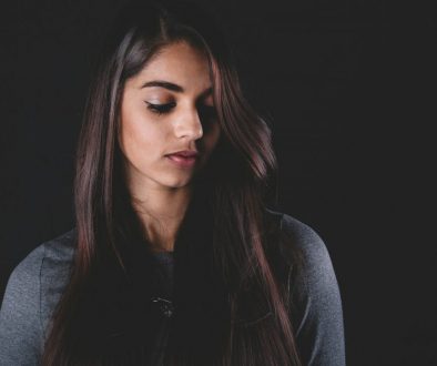 woman-wearing-grey-crew-neck-top-9BLtQ4WGdms