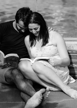 casal sentado a ler em ambiente tranquilo pausa mental sem distrações hábitos que drenam a mente-books-couple-reading-romance-3669909/