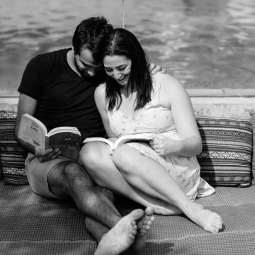 casal sentado a ler em ambiente tranquilo pausa mental sem distrações hábitos que drenam a mente-books-couple-reading-romance-3669909/