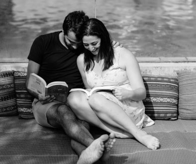 casal sentado a ler em ambiente tranquilo pausa mental sem distrações hábitos que drenam a mente-books-couple-reading-romance-3669909/