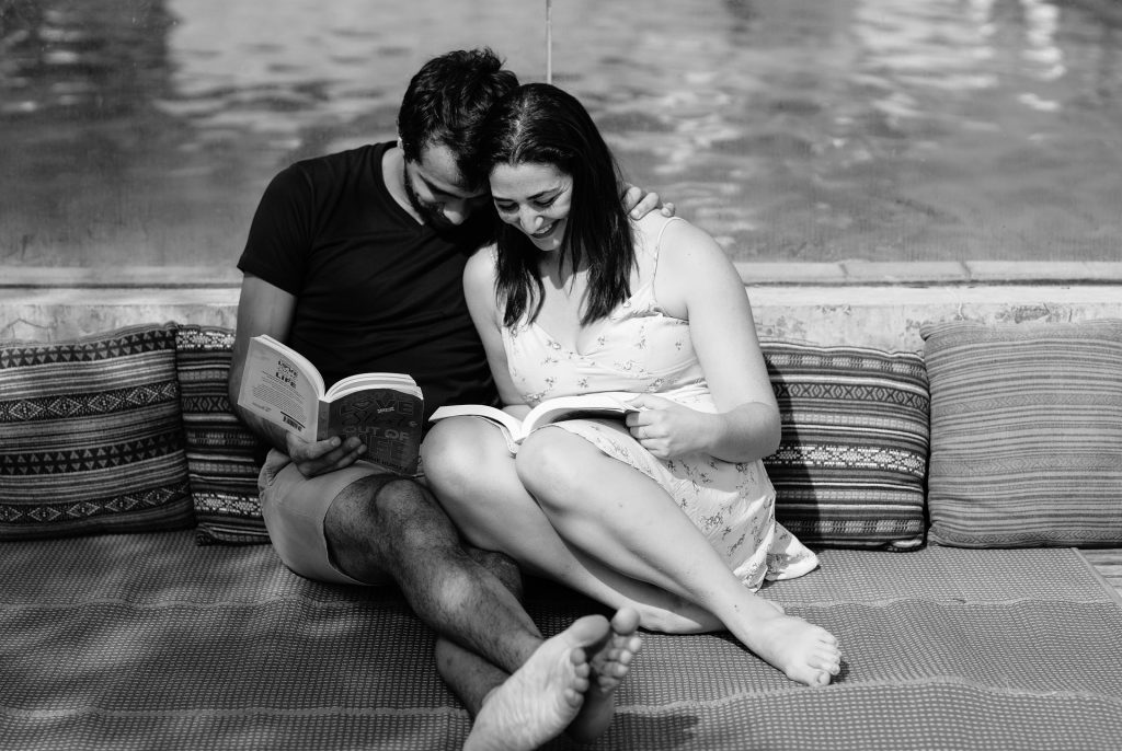 casal sentado a ler em ambiente tranquilo pausa mental sem distrações hábitos que drenam a mente-books-couple-reading-romance-3669909/