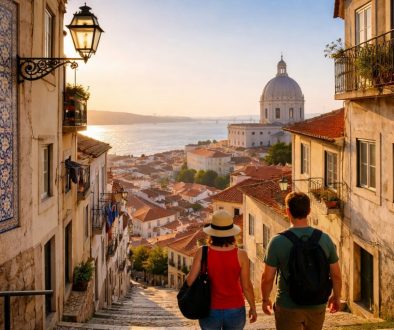 Ruas de Alfama com azulejos, escadaria e vista sobre Lisboa e o rio Tejo ao pôr do sol durante caminhada urbana