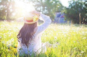 woman-field-sunlight-fashion-hat-1509956/