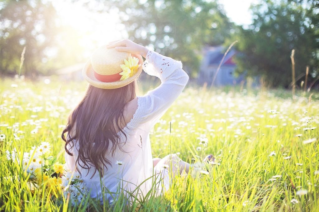 woman-field-sunlight-fashion-hat-1509956/