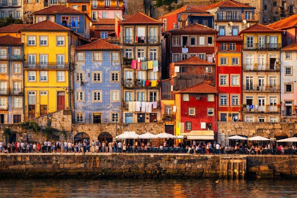 Casas coloridas da Ribeira no Porto junto ao rio Douro com roupa colorida pendurada nas varandas