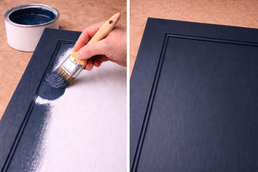 Aplicação de tinta azul escura com pincel e porta de armário com acabamento final uniforme