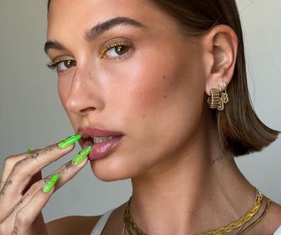 hailey-bieber-unhas-que-brilham-no-escuro-instagram