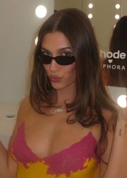 Hailey Bieber a segurar um produto da Rhode