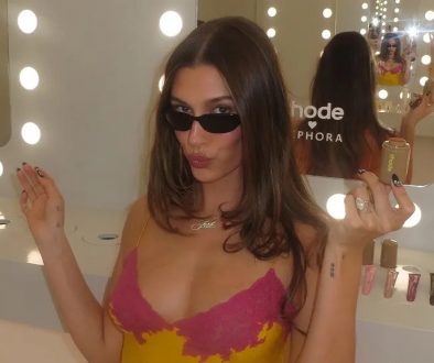 Hailey Bieber a segurar um produto da Rhode