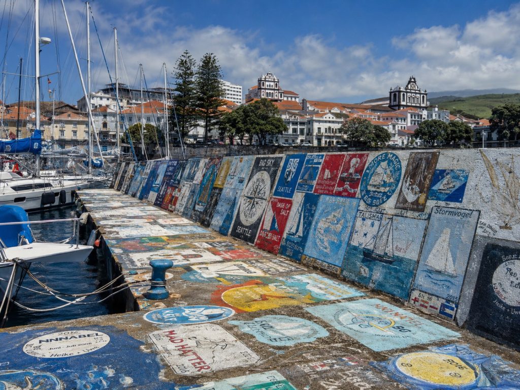 Muro da marina da Horta, no Faial, coberto com pinturas e desenhos deixados por velejadores.