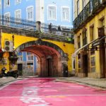 Rua colorida-em-isboa-motocicleta-estacionada-perto-do-edifício-durante-o-dia-CTBrAKr4-4A