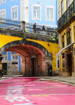 Rua colorida-em-isboa-motocicleta-estacionada-perto-do-edifício-durante-o-dia-CTBrAKr4-4A