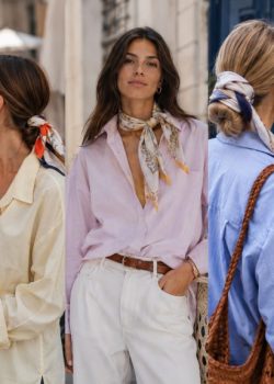 Colagem editorial com cinco mulheres usando lenços em diferentes cores e padrões, incluindo azul-marinho, coral, amarelo suave, verde e rosa com bolinhas, mostrando como os tons próximos do rosto influenciam o visual de verão.