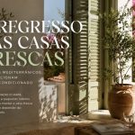 Casa mediterrânica luminosa com estores parcialmente fechados, paredes claras, plantas e uma suave corrente de ar num dia quente de verão.