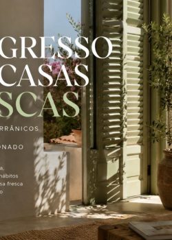Casa mediterrânica luminosa com estores parcialmente fechados, paredes claras, plantas e uma suave corrente de ar num dia quente de verão.
