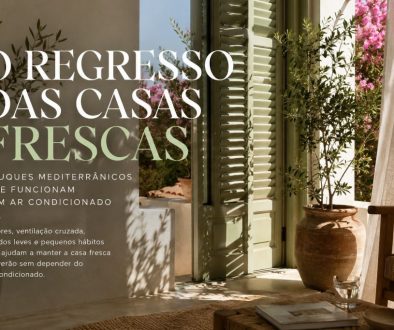 Casa mediterrânica luminosa com estores parcialmente fechados, paredes claras, plantas e uma suave corrente de ar num dia quente de verão.