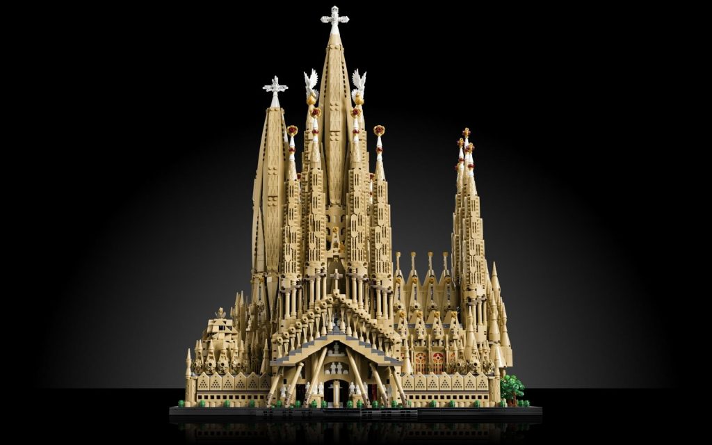 Modelo LEGO da Sagrada Família, sem pessoas na imagem, mostrando a basílica sozinha sobre uma mesa, com as torres altas e os detalhes arquitetónicos inspirados na obra de Gaudí.
